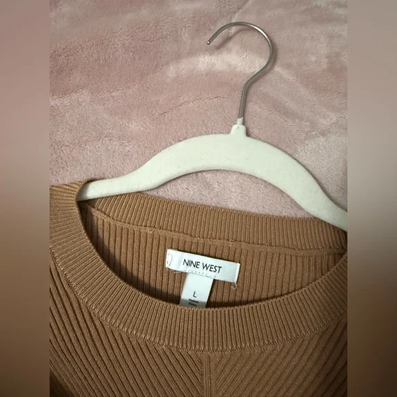 Nine West Tan Ribbed Sweater
Brand new with tags!
Size Large - Picture 6 of 9